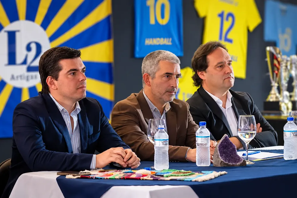 Reunión deportiva con trofeo y geoda